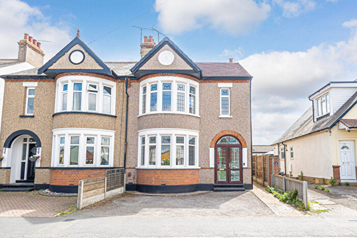 3 Bedroom Semi-Detached House For Sale In High Street, Southend-on-sea, SS3