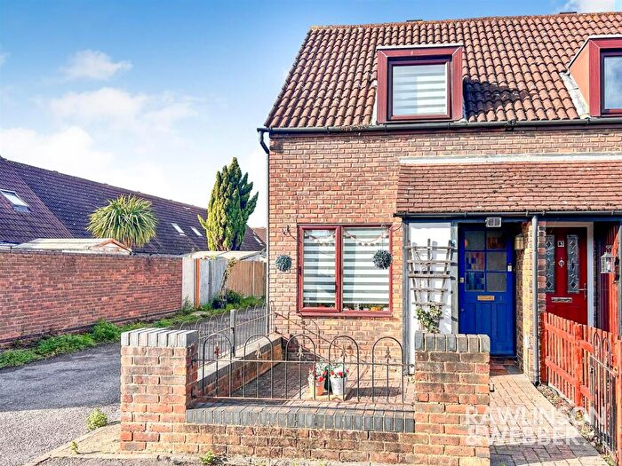 1 Bedroom End Of Terrace House For Sale In Glebelands, West Molesey, Surrey, KT8