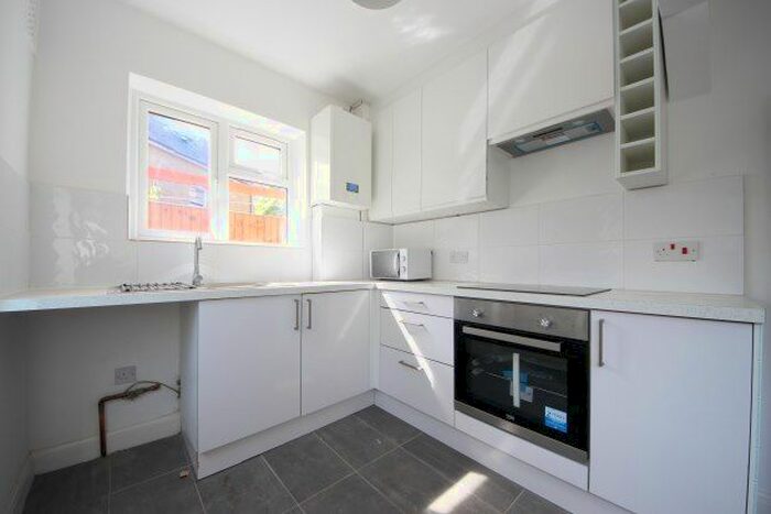 2 Bedroom Flat To Rent In Grove Crescent, Kingston Upon Thames, KT1