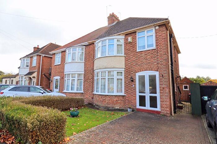 3 Bedroom Semi Detached House For Sale In Eaton Avenue, Bletchley, Milton Keynes, MK2