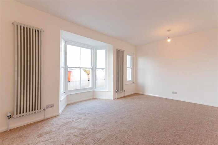 3 Bedroom Flat To Rent In Elm Grove, Hayling Island, PO11