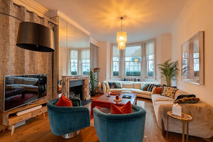 2 Bedroom Flat To Rent In Oakley Street, Chelsea, SW3