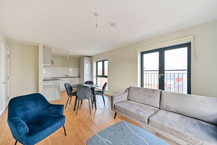 2 Bedroom Flat To Rent In Weaver Yard, Newbury, RG14