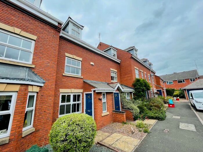 3 Bedroom Town House To Rent In Charter Approach, Warwick, CV34