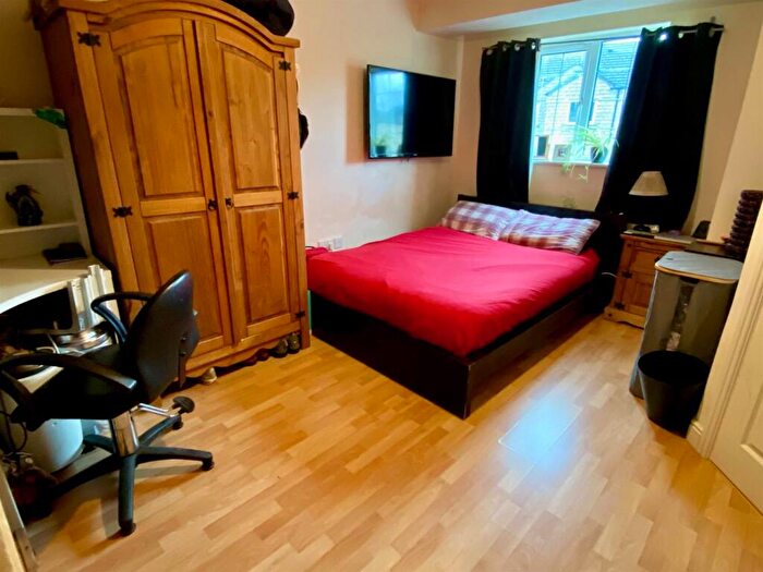 3 Bedroom Town House For Sale In Dale View, Longwood, Huddersfield, HD3