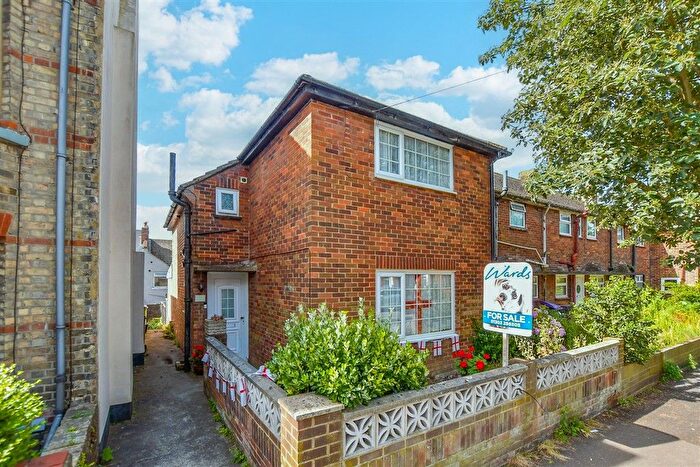 3 Bedroom End Terrace House For Sale In Warren Road, Folkestone, Kent, CT19