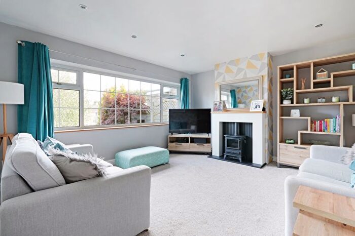 3 Bedroom Detached House For Sale In Holbein Close, Dronfield, S18