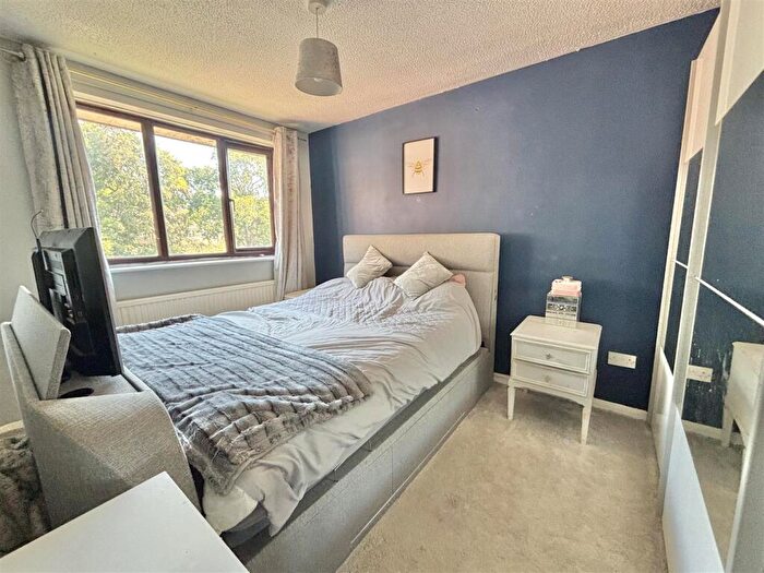 3 Bedroom End Of Terrace House For Sale In Sycamore Close, Creekmoor, BH17 - Photo 7