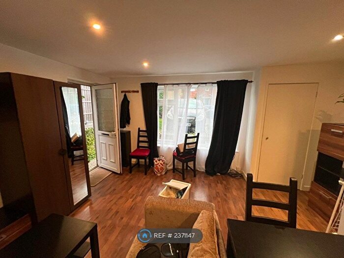 1 Bedroom Flat To Rent In Gorse Hill, Bristol, BS16