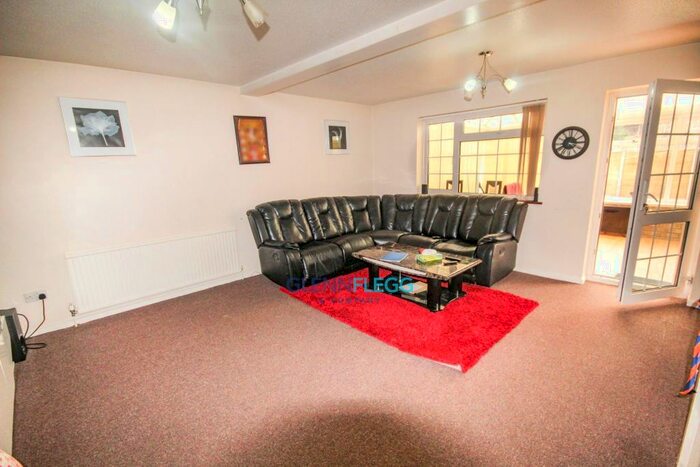 3 Bedroom Link Detached House To Rent In Rochford Gardens, Slough, SL2