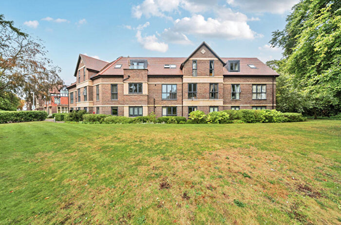 2 Bedroom Apartment For Sale In Frances Drive, Dunstable, Bedfordshire, LU6