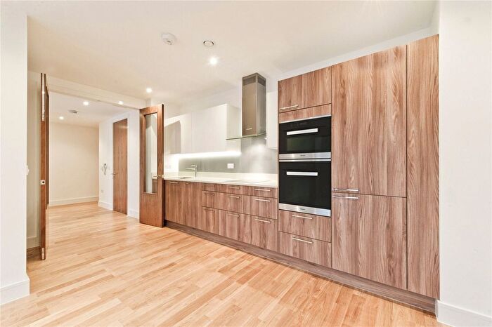 2 Bedroom Flat To Rent In Lexington Place, Finchley Road, NW11
