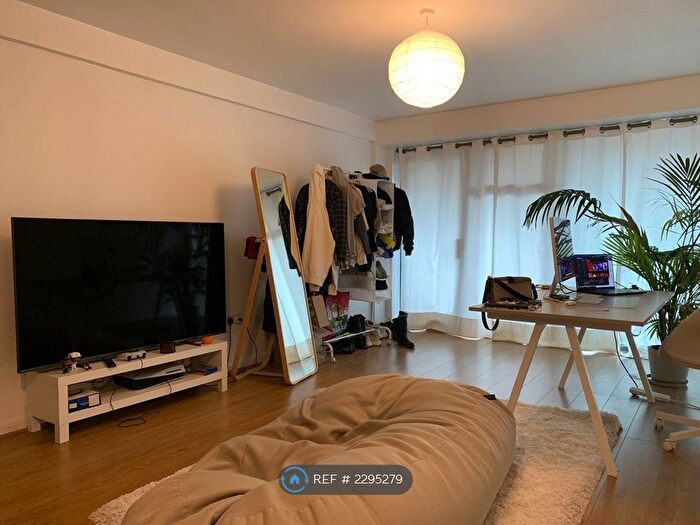 1 Bedroom Flat To Rent In Staines Road, Twickenham, TW2