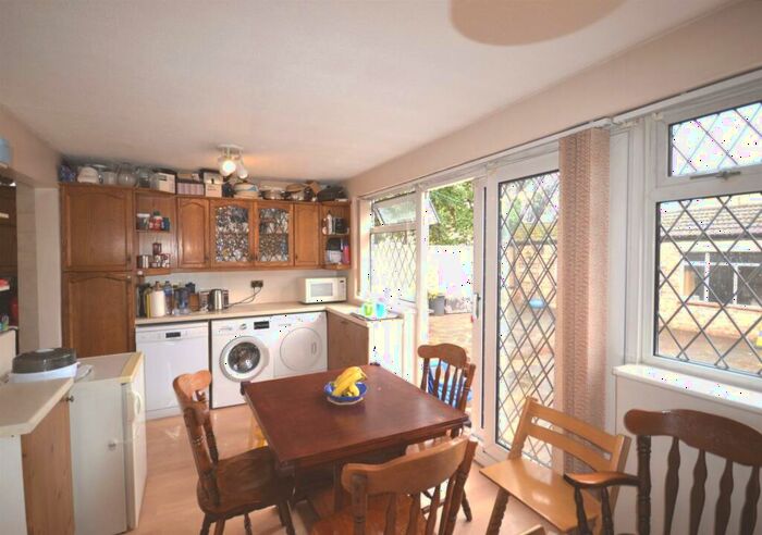 3 Bedroom Bungalow To Rent In Bedroom House To Rent Gresham Drive, Romford, RM6