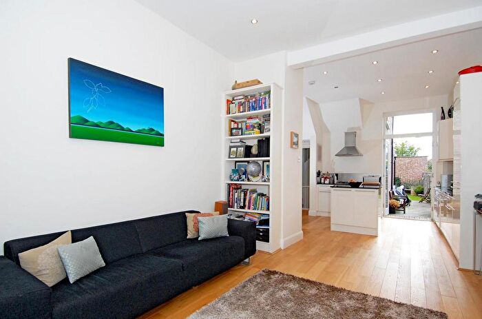 2 Bedroom Maisonette To Rent In Avenell Road, Islington, N5