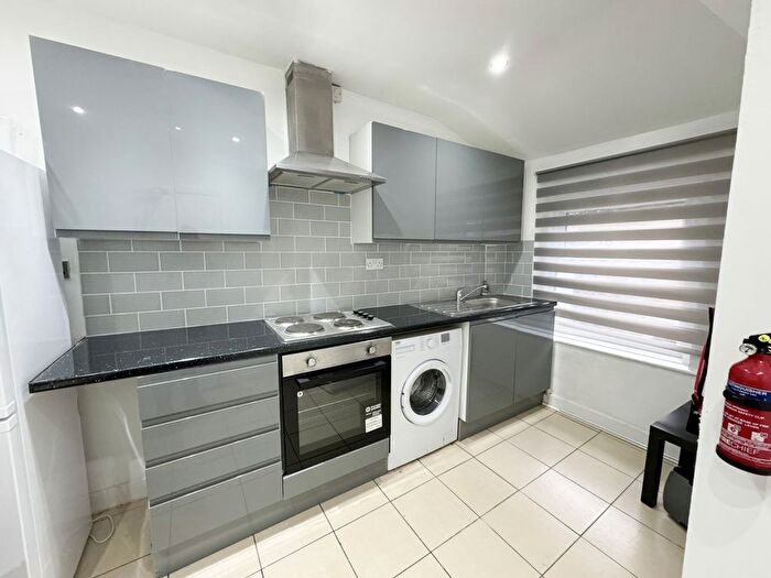 3 Bedroom Flat To Rent In Hackney Road, Bethnal Green, London, Ed, Uk, E2