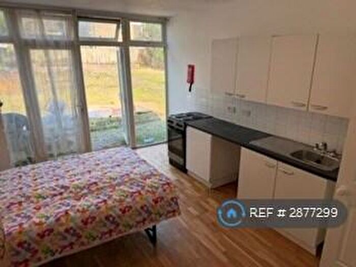 Studio To Rent In Green Lanes, London, N13