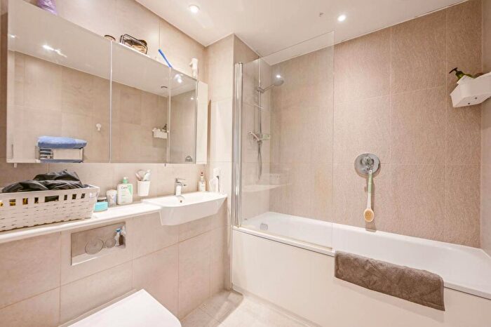 1 Bedroom Flat For Sale In Deauville Close, , Canary Wharf, London, E14