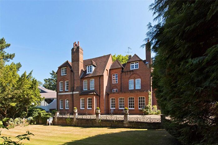 3 Bedroom Flat To Rent In Green Lane, Cobham, Surrey, KT11