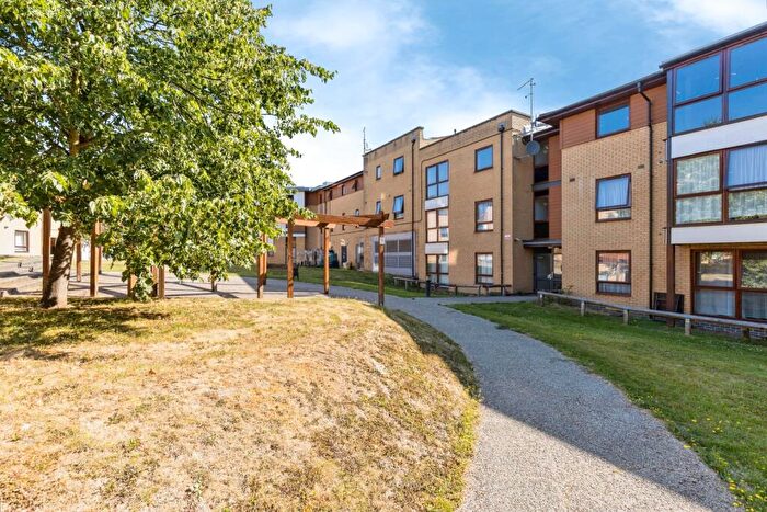 2 Bedroom Flat For Sale In Commonwealth Drive, Crawley, West Sussex, RH10