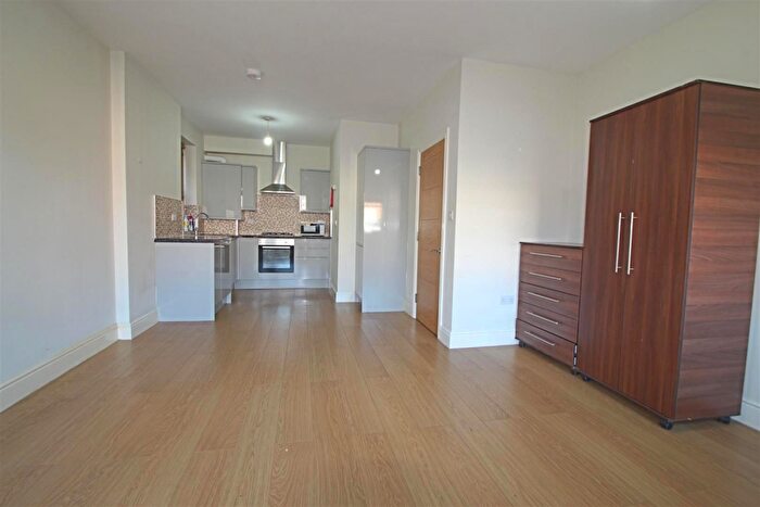 3 Bedroom Apartment To Rent In New Wanstead, Wanstead, E11