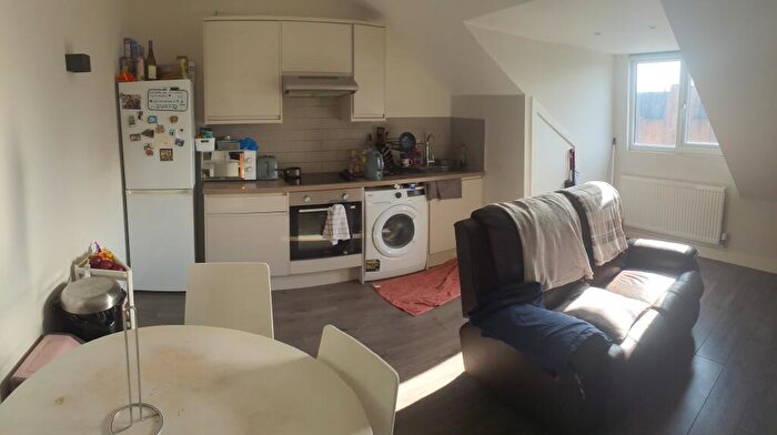 2 Bedroom Flat To Rent In Cricklewood Lane, London, NW2