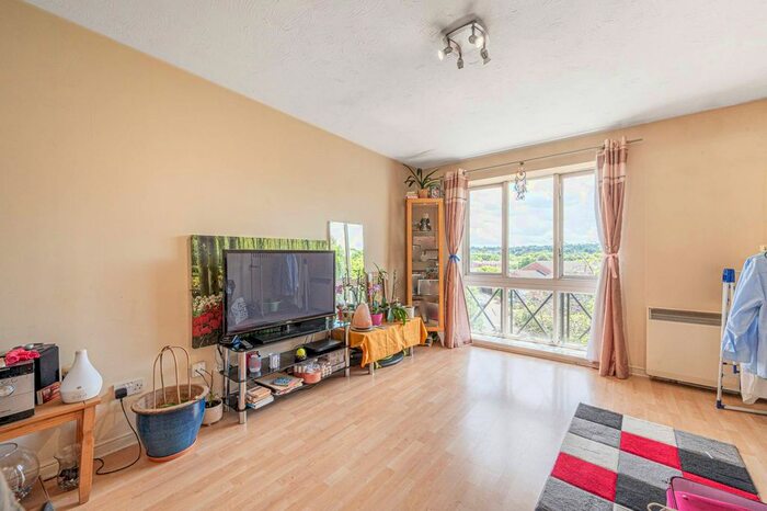 2 Bedroom Flat To Rent In Howeth Court, Friern Barnet, London, N11