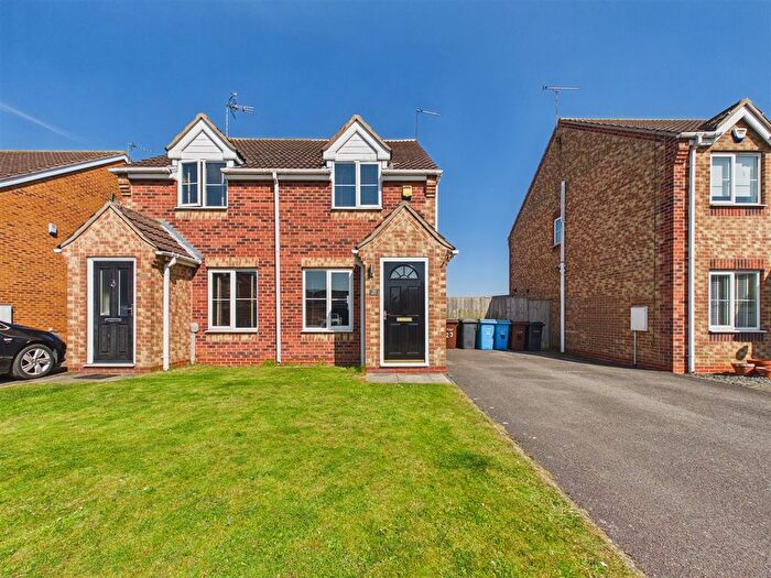 2 Bedroom Semi-Detached House For Sale In Robinia Drive, Hull, HU4