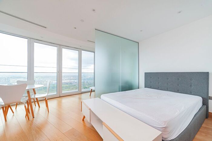 Studio To Rent In , E14 - Photo 3