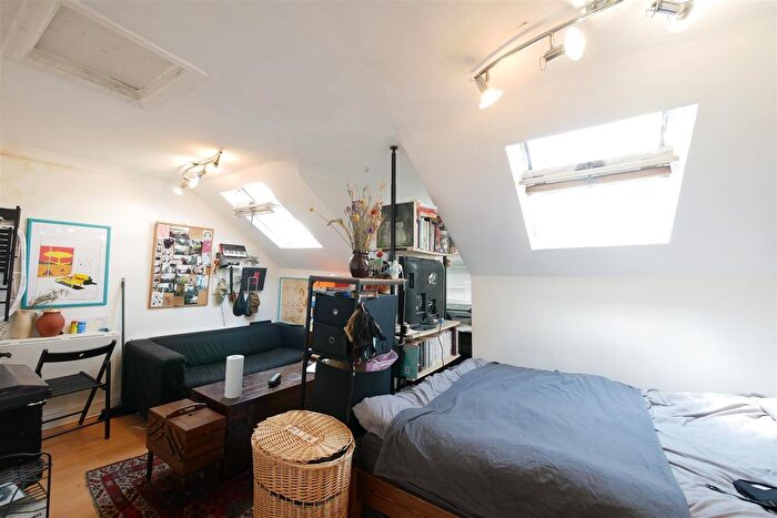 Studio To Rent In Somerfield Road, Finsbury Park, N4