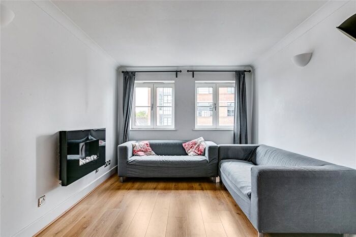 2 Bedroom Flat To Rent In Roberts Court, Essex Road, N1