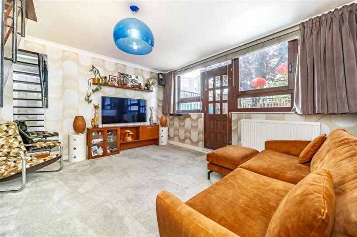 2 Bedroom Flat For Sale In St Johns Estate, Hackney, N1
