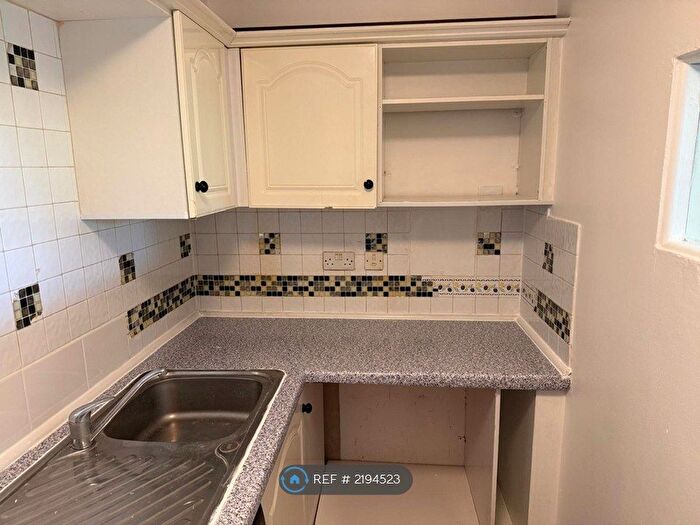 2 Bedroom Flat To Rent In Comer Crescent, Southall, UB2