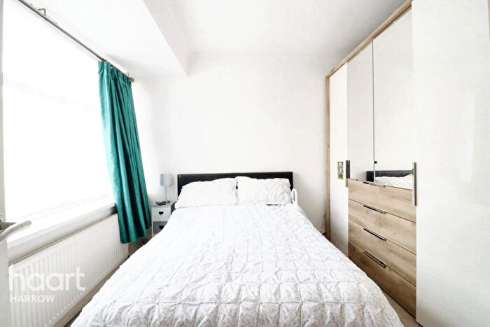 4 Bedroom Semi-Detached House For Sale In Taunton Way, Stanmore, HA7