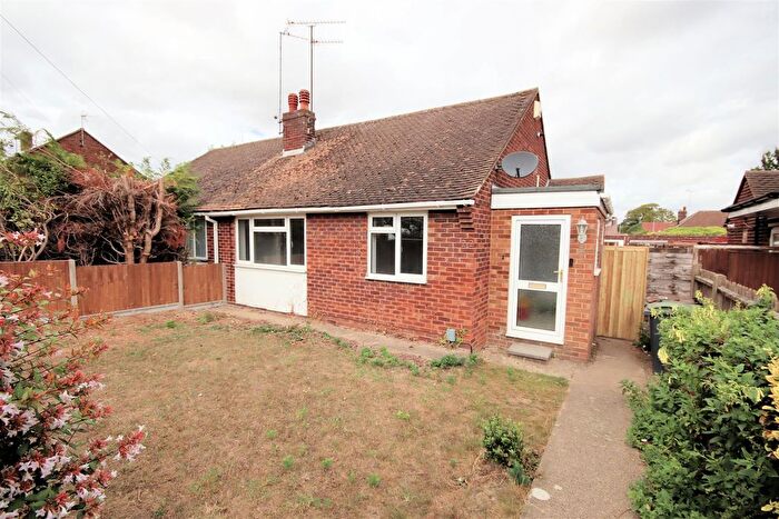 2 Bedroom Semi-Detached Bungalow To Rent In Macaulay Road, Luton, LU4