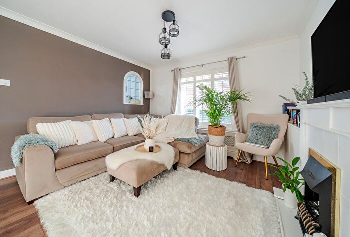 2 Bedroom Flat For Sale In Reed Drive, Redhill, Surrey, RH1