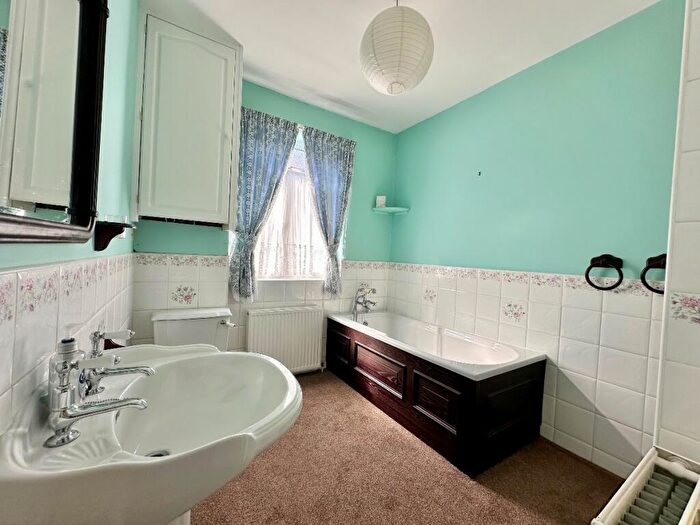 2 Bedroom Bungalow For Sale In Court Avenue, Harold Wood, RM3