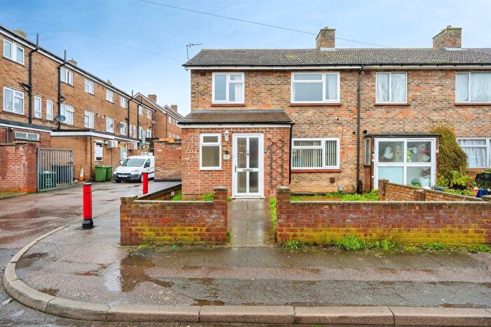 3 Bedroom Semi-Detached House For Sale In The Boundary, Bedford, MK41