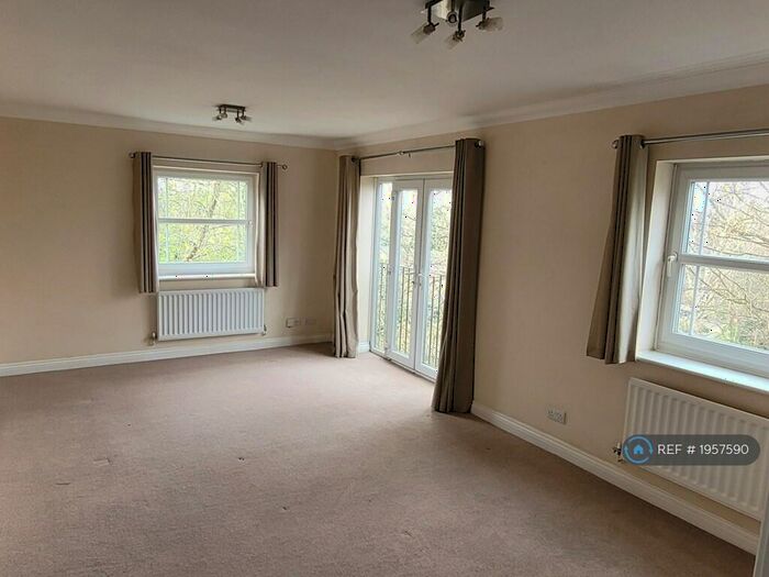 2 Bedroom Flat To Rent In Beacon Hill, Woking, GU21