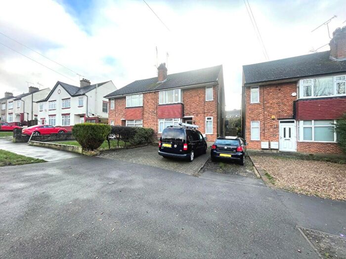2 Bedroom Maisonette To Rent In Hill Rise, Potters Bar, Hertfordshire, EN6