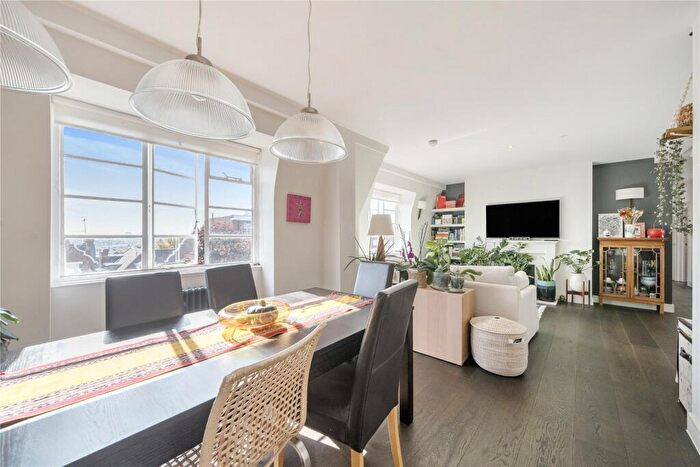 3 Bedroom Apartment For Sale In Frognal Lane, London, NW3