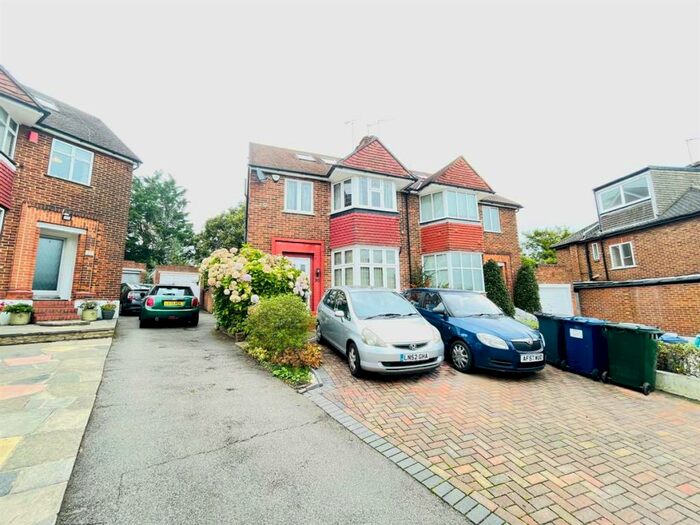 4 Bedroom Semi-Detached House To Rent In Linkside, London, N12