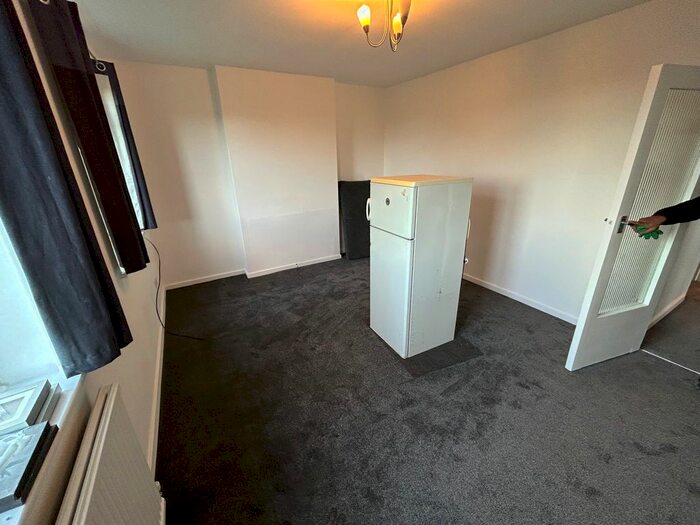 2 Bedroom Flat To Rent In Hermiston Court Friern Park, North Finchley, N12
