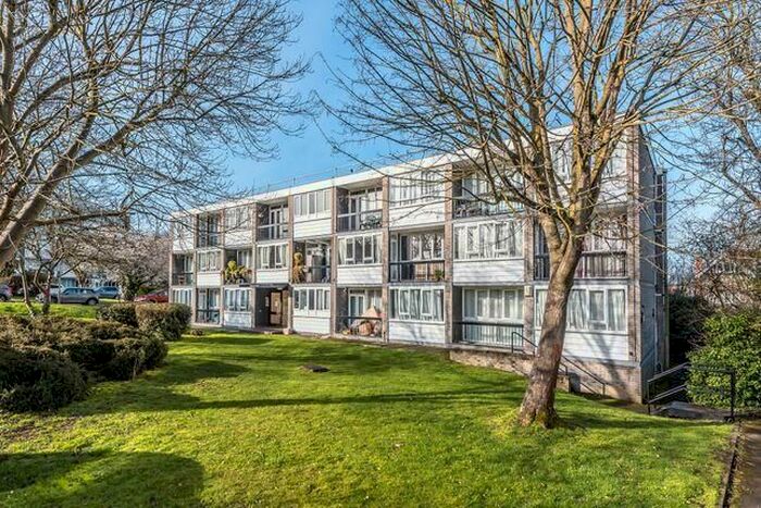 2 Bedroom Flat To Rent In Ashbourne Close, Woodside Park, North Finchley, London, N12
