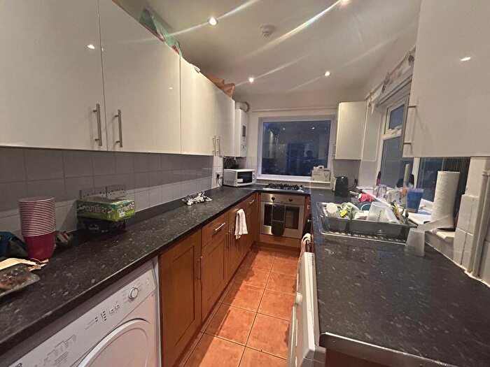 4 Bedroom House Of Multiple Occupation To Rent In Midland Avenue, Nottingham, NG7