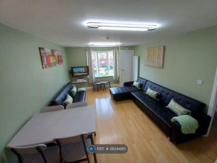 2 Bedroom Flat To Rent In Eccles New Road, Salford, M5