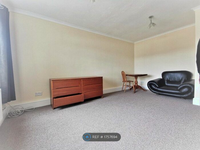 2 Bedroom Flat To Rent In Ryecroft Gardens, Blackwater, Camberley, GU17