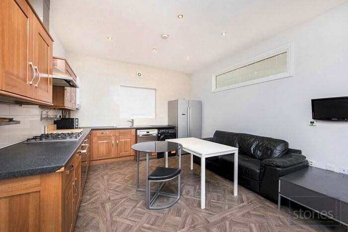 4 Bedroom Flat To Rent In Camden Road, London, N7