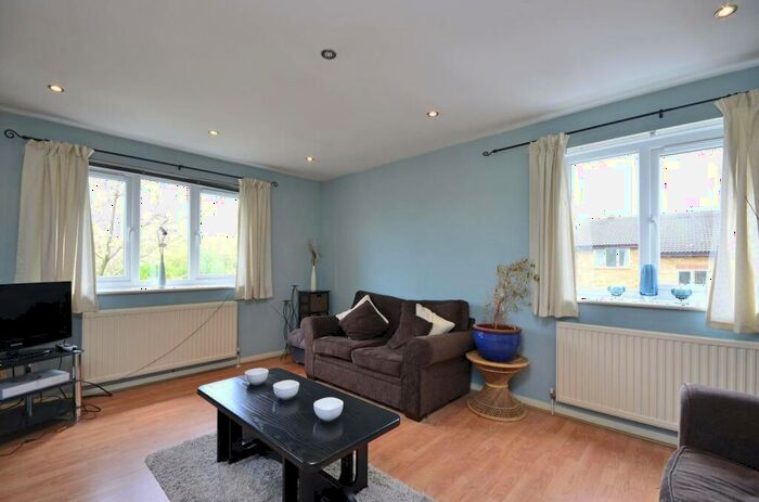 2 Bedroom Flat To Rent In Laburnum Close, Friern Barnet, London, N11