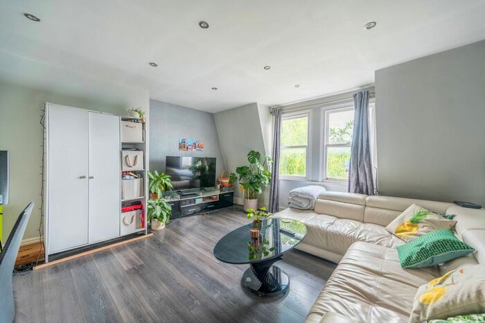 2 Bedroom Flat To Rent In Sinclair Road, Brook Green, London, W14